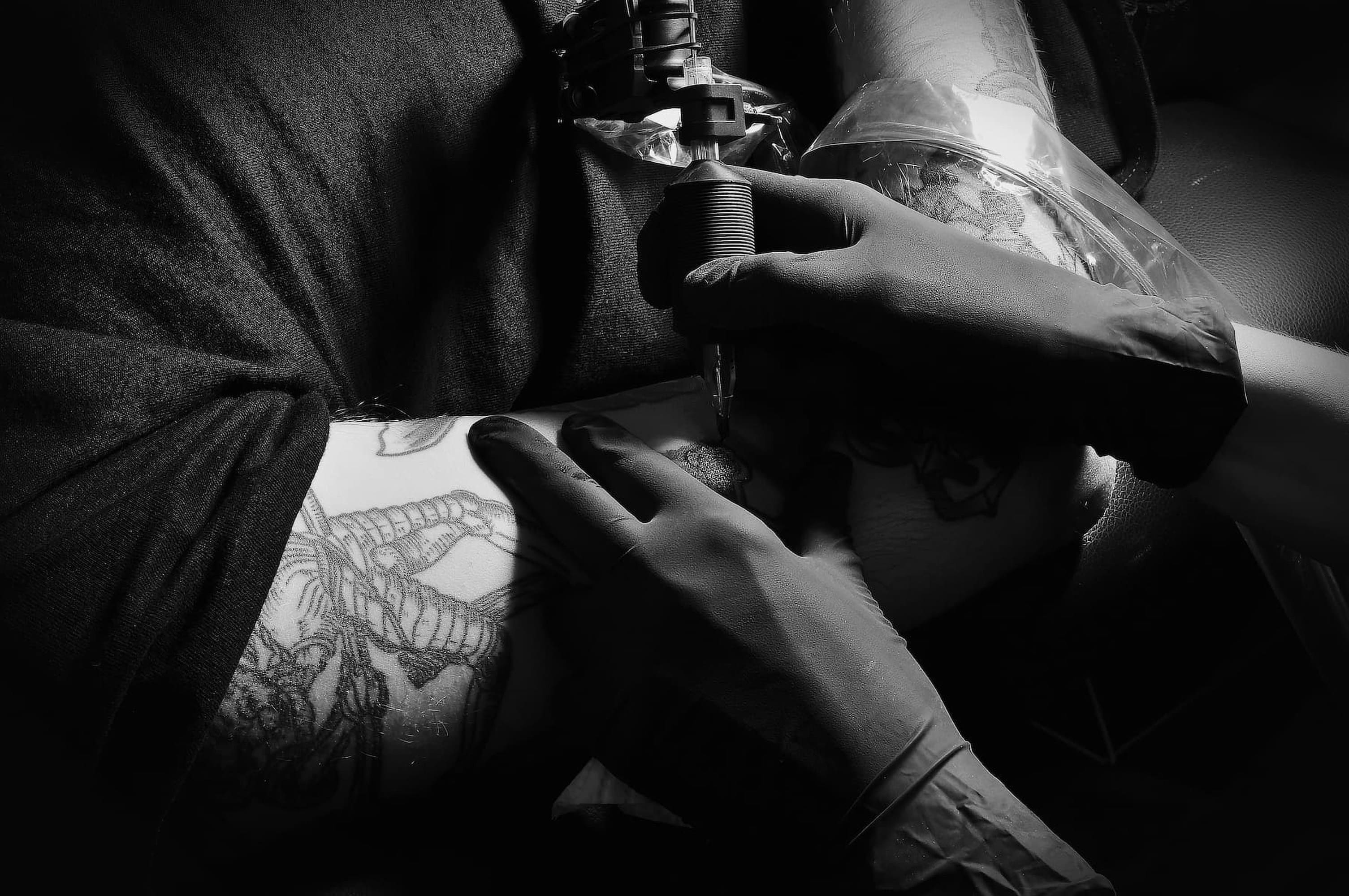 Cathy Xiaonie creating custom realism tattoo - Chongqing tattoo artist at work with needle machine