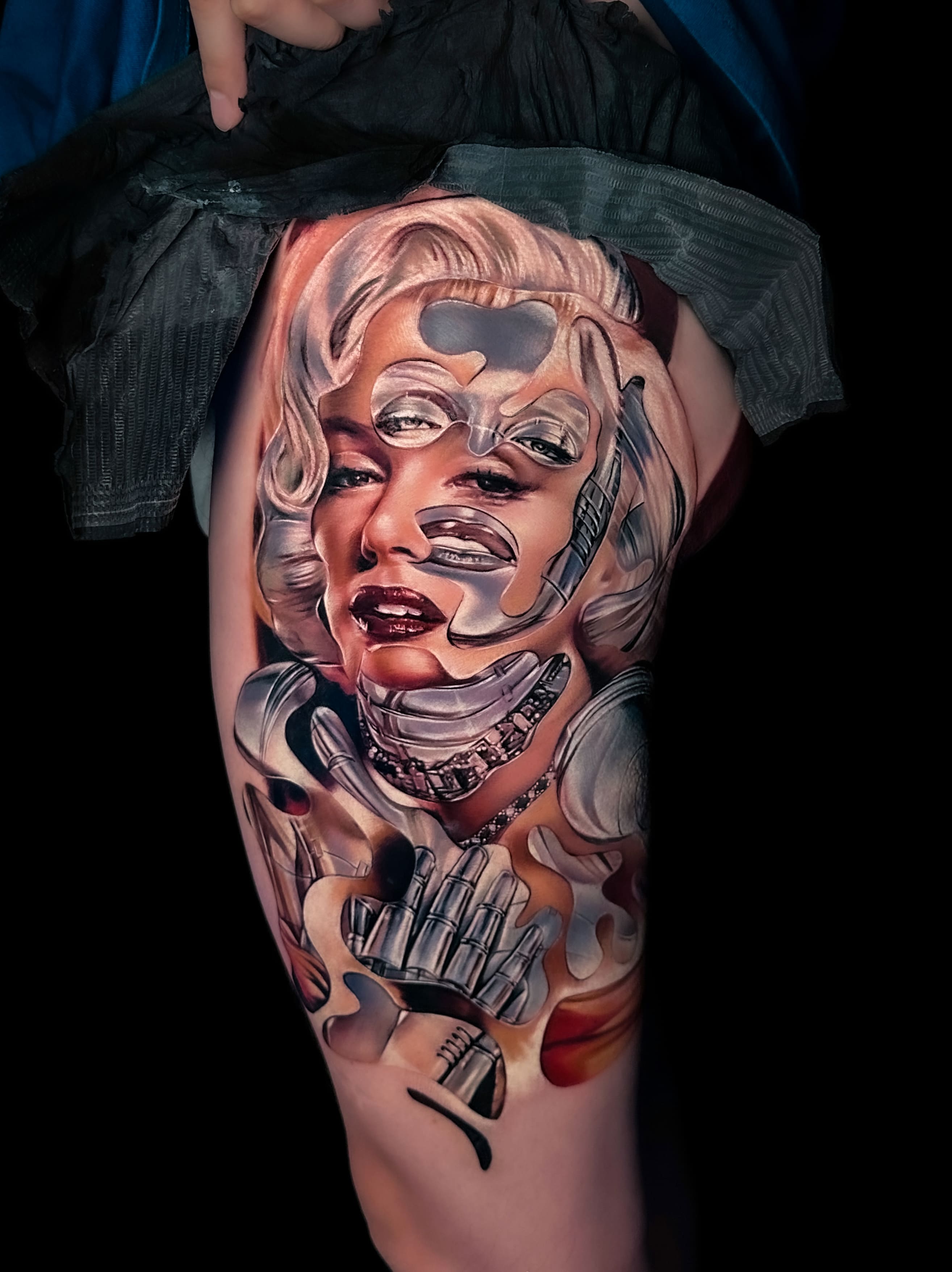 Cathy Xiaonie's Marilyn Monroe portrait tattoo - Vibrant color realism on thigh - Iconic Hollywood tribute - Chongqing tattoo studio